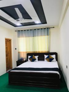 Llit o llits en una habitació de Mulberry Continental Hotel Skardu
