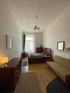 salon z kanapą i łóżkiem w obiekcie Hostel Moravia Ostrava w Ostravie