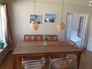 uma sala de jantar com uma mesa de madeira e cadeiras em Ferienhaus Villa Edda in Vidsel mit Garten und Terrasse em Vidsel