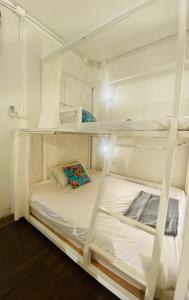 清迈Chiza hostel Chiangmai的客房内的两张双层床