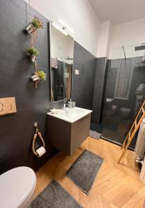 uma casa de banho com um lavatório branco e um WC. em Little House 5 Terre em La Spezia