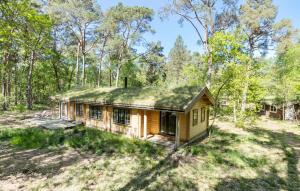 una casa vieja en el bosque con techo de hierba en Gorgeous Home In Frederiksvrk With Wifi, en Frederiksværk