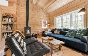 un soggiorno con divano blu e piano cottura di Gorgeous Home In Frederiksvrk With Wifi a Frederiksværk