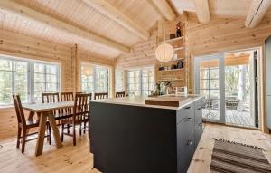 Dapur atau dapur kecil di 2 Bedroom Cozy Home In Frederiksværk +10 gambar