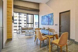提華納的住宿－QUARTZ HOTEL & SPA，客厅配有桌椅和沙发