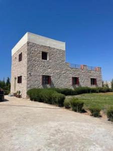 El edificio en el que está la habitación en casa particular