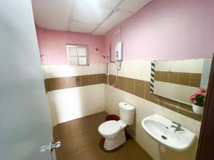 ブリンチャンにあるZurie Muslim Homestayのトイレと洗面台付きのバスルーム +23枚の写真