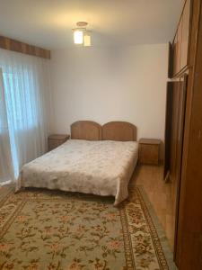 un dormitorio con una cama y una alfombra en Callatis Suite, en Mangalia