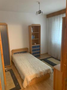 Un dormitorio con una cama y una estantería. en Callatis Suite, en Mangalia
