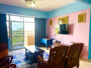 ブリンチャンにあるZurie Muslim Homestayのリビングルーム(デスク、バルコニー付)