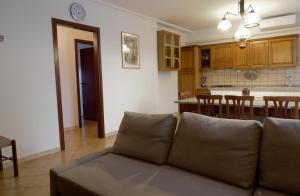 un soggiorno con divano e una cucina di Casa Vittoria a Pietrasanta