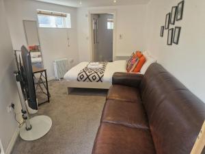 sala de estar con sofá y cama en West Beck House - Newcastle 1, en North Shields
