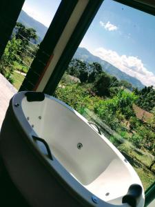 bañera en una ventana con vistas en Montanha Home en Monte Verde