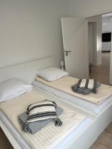 two beds sitting next to each other in a room at Baltic Vip Nowe Apartamenty blisko plaży in Rewal
