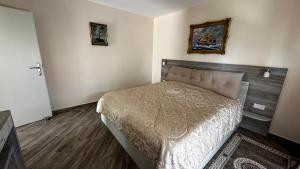 ein Schlafzimmer mit einem Bett in einem Zimmer in der Unterkunft SONNENSEITE 2 in Laboe