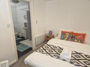1 dormitorio con 2 camas y espejo en West Beck House - Newcastle 1, en North Shields
