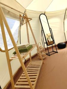 um quarto com uma tenda com uma escada e um baloiço em ZEN Relaxing Village 