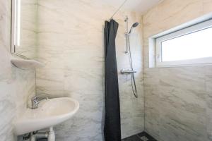 Koupelna v ubytování KG- Vakantiewoning 23
