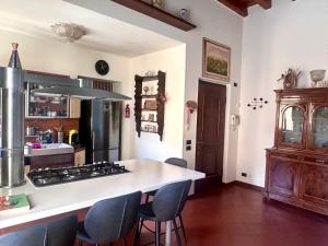una cucina con piano di lavoro e piano cottura forno superiore di Duomo Apartment CIR 017029-CNI-00186 a Brescia