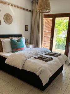 ein Schlafzimmer mit einem großen Bett mit Handtüchern darauf in der Unterkunft Nice, spacious and bright apartment in Thermi, Thessaloniki. in Thérmi