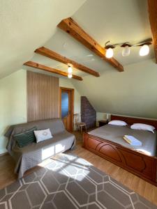 1 dormitorio con 2 camas en una habitación en Apartamentai Nidos centre NAGLIS su privačiomis terasomis, oro kondicionieriais, en Nida