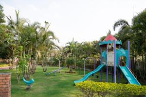 einen Spielplatz mit Rutsche in einem Park in der Unterkunft Saj By The Lake, Malshej Ghat in Malshej Ghat
