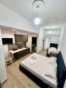 a large room with a bed and a kitchen at Hotel Villa Flowers 2 in Vlorë