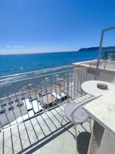 a balcony with a view of the beach at Hotel Tirreno in Alassio