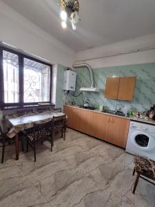 una cucina con un tavolo e una sala da pranzo di House in Gyumri a Gyumri Altre 14 foto