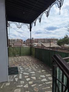 balcone con panchina e vista sulla città di House in Gyumri a Gyumri