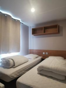 Postel nebo postele na pokoji v ubytování Mobilhome Vue océan La Costa Breizha