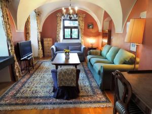 a living room with a couch and a table at Wohnung im Schlösschen in Lichtenfels