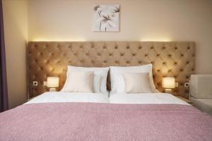 ein Schlafzimmer mit einem großen Bett mit zwei weißen Kissen in der Unterkunft Hotel Stella Maris - Style & Comfort in Vodice