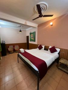 Tarana Cottage by Namastexplorer في Bhowāli: غرفة نوم بسرير كبير في غرفة
