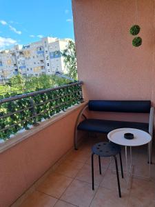 een bank op een balkon met een tafel bij Apartman Dujma in Split