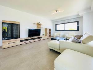 Telewizja i/lub zestaw kina domowego w obiekcie Calpe villa lujo playa piscina jardin barbacoa ideal familias y grupos