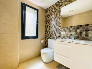 Łazienka w obiekcie Calpe villa lujo playa piscina jardin barbacoa ideal familias y grupos