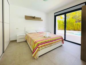 Łóżko lub łóżka w pokoju w obiekcie Calpe villa lujo playa piscina jardin barbacoa ideal familias y grupos