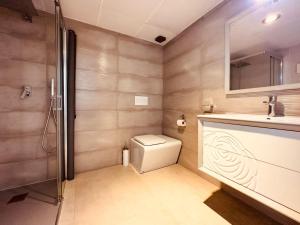 łazienka z toaletą, umywalką i prysznicem w obiekcie Calpe villa lujo playa piscina jardin barbacoa ideal familias y grupos w mieście Calpe