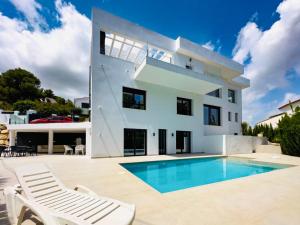 willa z basenem przed domem w obiekcie Calpe villa lujo playa piscina jardin barbacoa ideal familias y grupos w mieście Calpe