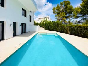 Basen w obiekcie Calpe villa lujo playa piscina jardin barbacoa ideal familias y grupos lub w pobliżu