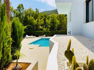 Basen w obiekcie Calpe villa lujo playa piscina jardin barbacoa ideal familias y grupos lub w pobliżu