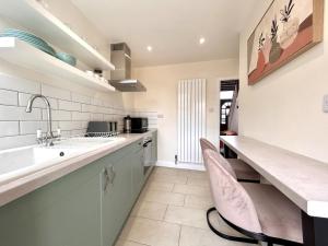 uma cozinha com um lavatório e uma bancada em CHARLES STREET - Cottage at the edge of the Peak District National Park, Buxton em Buxton