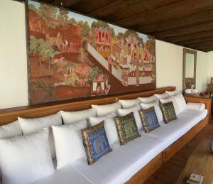 un sofá blanco con almohadas en una habitación en VILLA SERENITY 3 Luxury boutique villa, en Sant Jordi