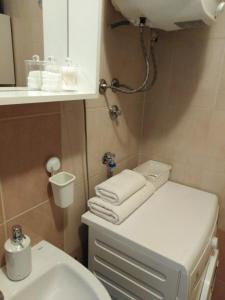 een badkamer met een wit toilet en een wastafel bij Apartman Dujma in Split