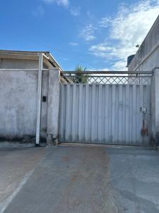 um grande portão de metal em frente a um edifício em Casa mobiliada - Rondônia Rural Show em Ji-Paraná