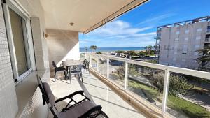 Un balcón con sillas y vistas al océano. en Apartamento Playa de Daimuz, en Daimuz