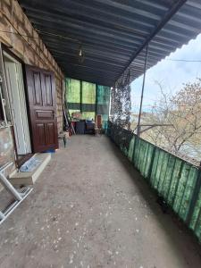 Zimmer mit Balkon, Tür und Fenster in der Unterkunft Appartment in Gyumri in Gjumri