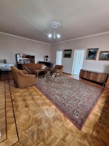 ein Wohnzimmer mit einem Teppich auf dem Boden in der Unterkunft Appartment in Gyumri in Gjumri