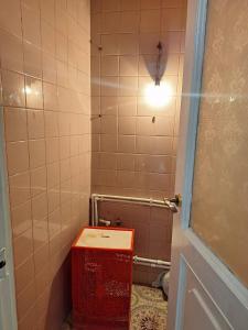 ein kleines Bad mit einem WC und einer Lampe in der Unterkunft Appartment in Gyumri in Gjumri + 15 Fotos